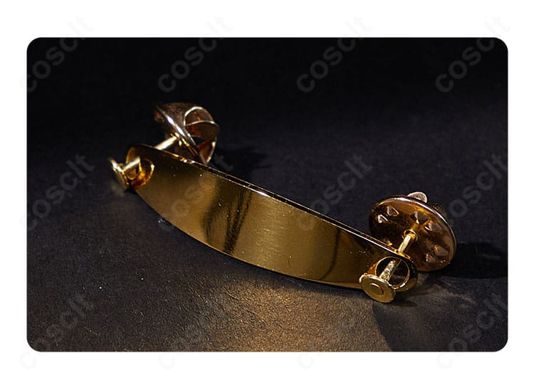 襟飾りのクローズアップ。繊細な刺繍と縁取りの仕上げで上質感を表現したディテール。