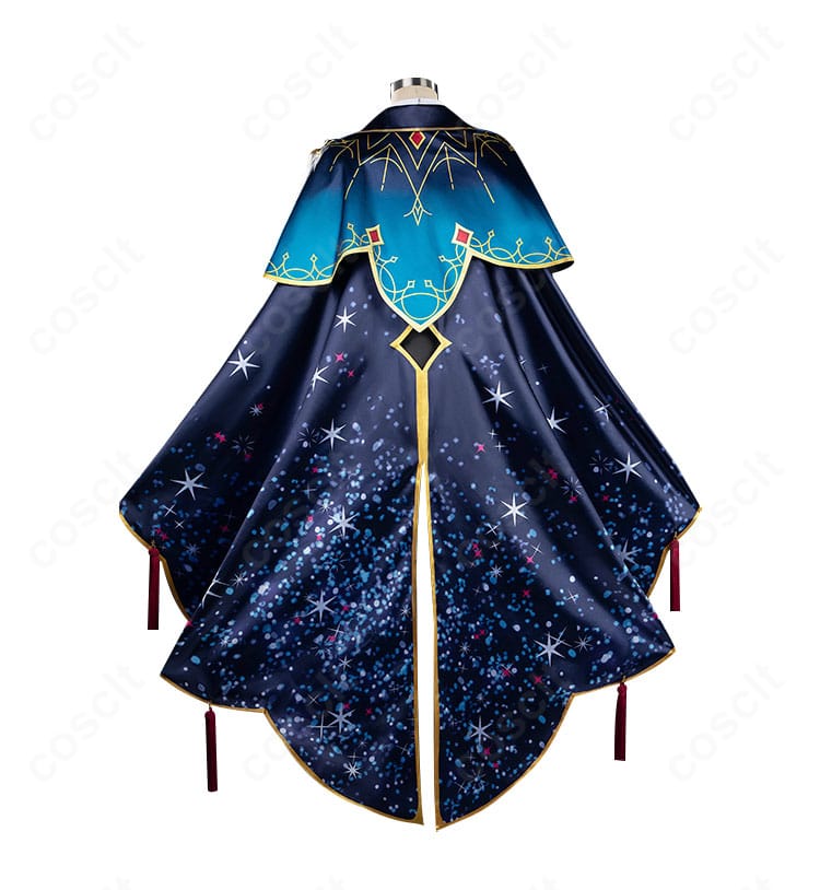 同衣装の背面全身。披風と背面装飾、フリンジの配列まで確認できるカット。