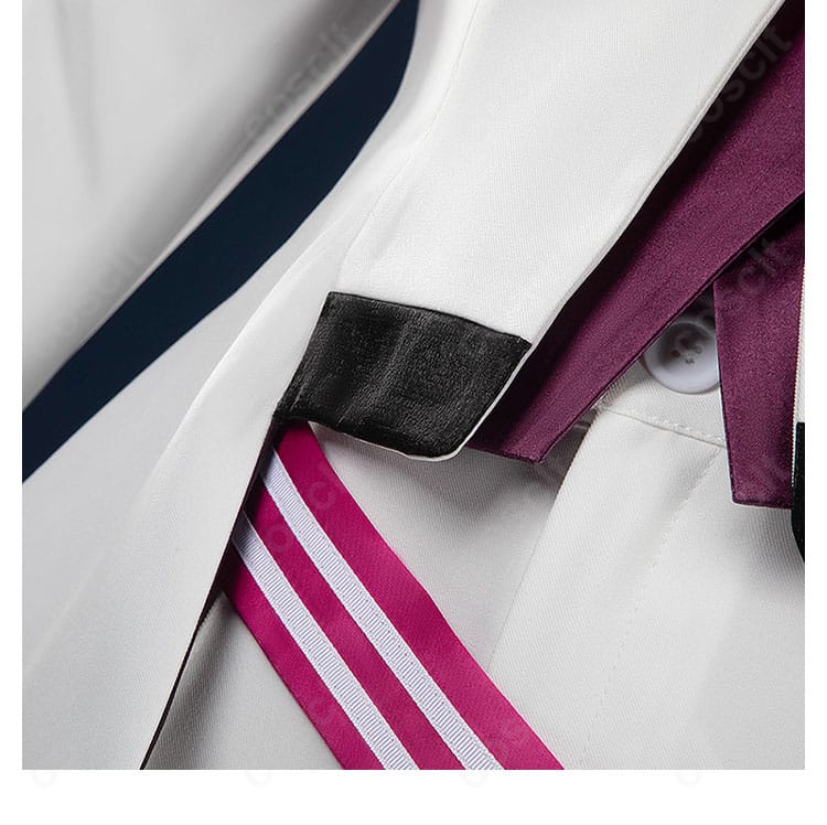 裾装飾の接写。動きで映えるエッジラインと刺繍