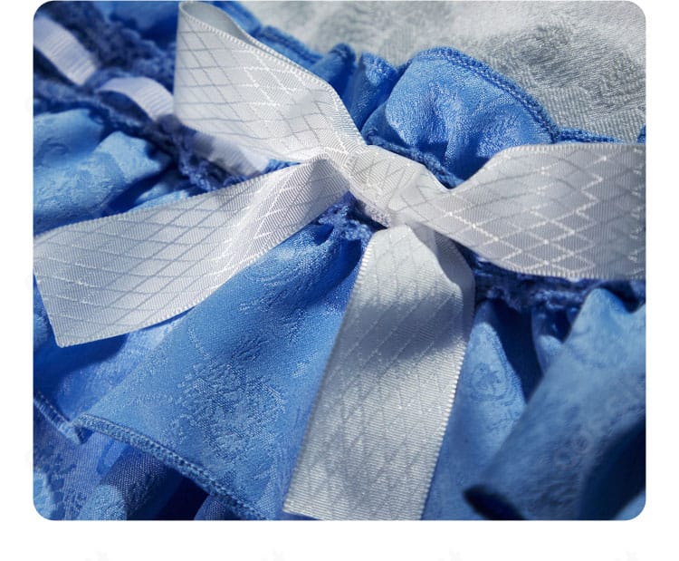 レム コスプレ衣装の袖口装飾。細やかな縫製とレース風意匠で上品さを演出