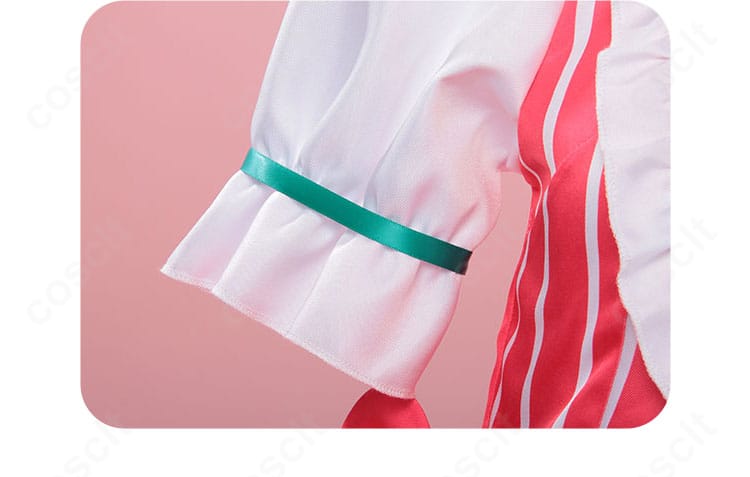 袖口装飾の詳細。カフの形状と縁取りのデザインが見える近接写真。