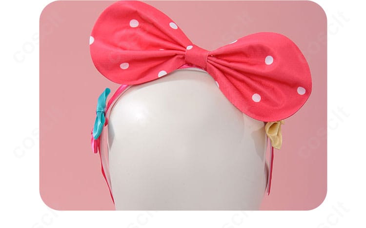 ヘアアクセサリーの詳細。カチューシャとヘアピンの形状・サイズ感が分かる。