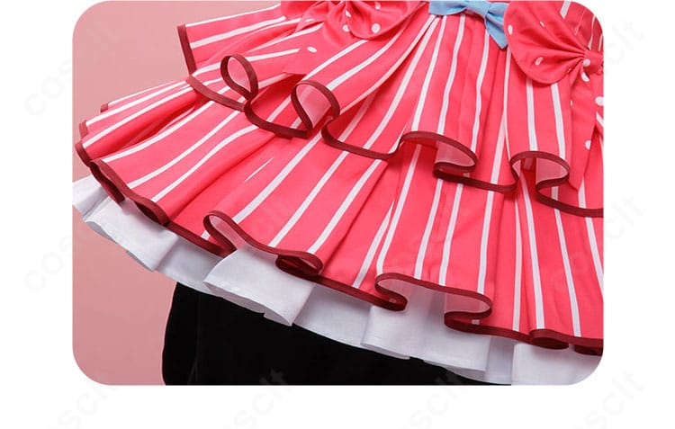 スカート装飾のクローズアップ。裾のラインと装飾パーツで華やかさを演出。