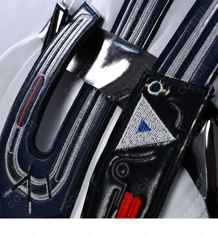 胸元装飾のアップ。胸飾りの配置と金属調パーツの質感、ステッチワークの仕上がりが分かる接写。