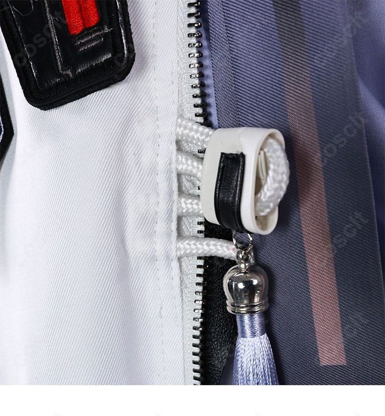 門襟部分の装飾ディテール。襟周りの刺繍風意匠とエッジの仕上げを確認できるクローズアップ。