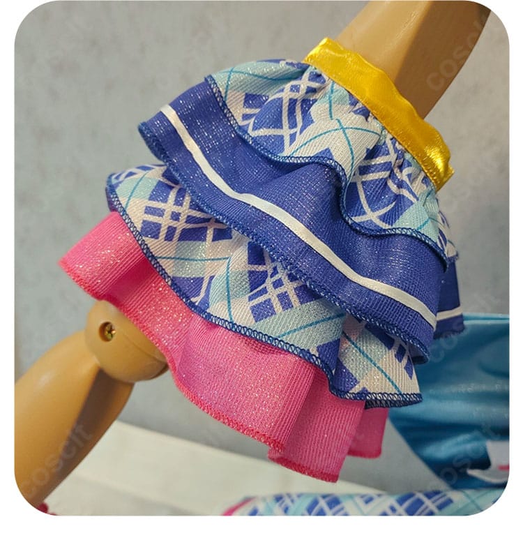 袖口と袖飾りのクローズアップ。フリルの重なりとカフのライン、肌当たりに配慮した裏側の処理が分かる画像