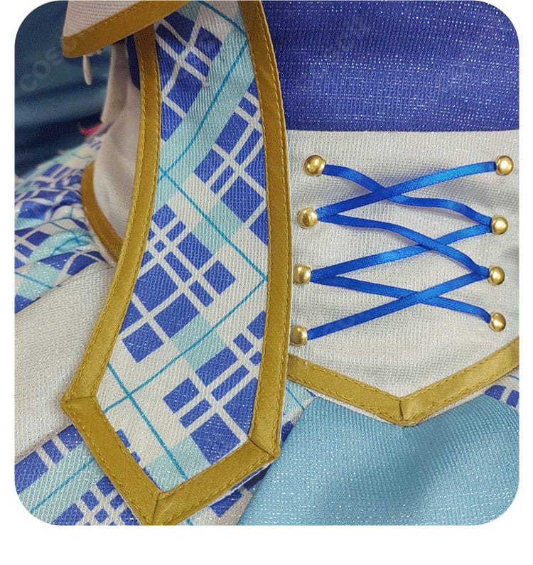 ウエスト装飾とオーバースカートのディテール。切替位置と装飾パーツの配置でシルエットが引き立つ様子を示す画像