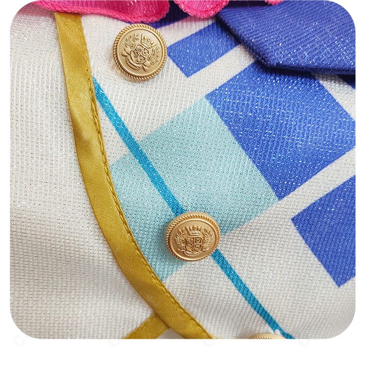 襟元とボタン装飾の詳細。見返しの仕立てと配列、ステッチの整いを示す真中らぁらコスプレ衣装の近接画像