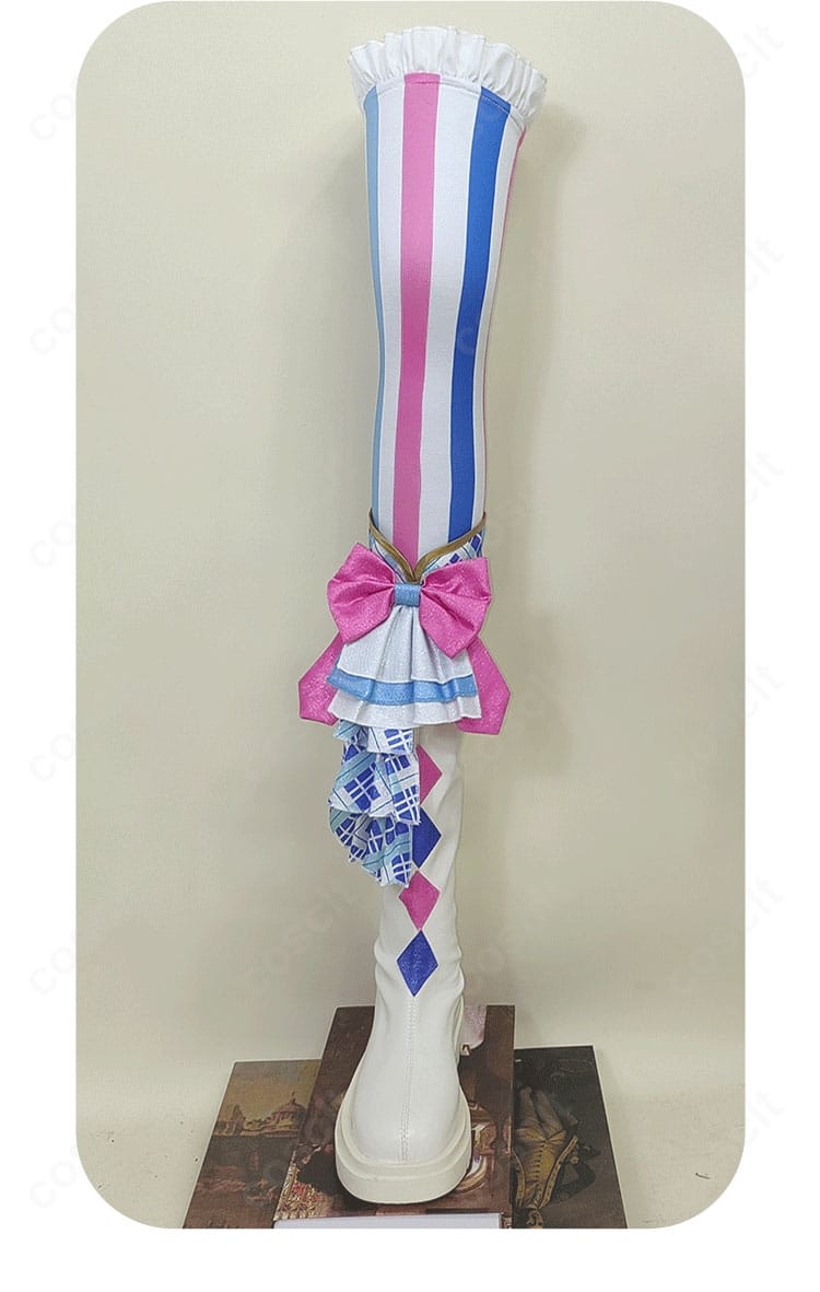 レッグカバーと靴下の装飾詳細。靴とのコーディネート例と脚元のデザインバランスが確認できる画像