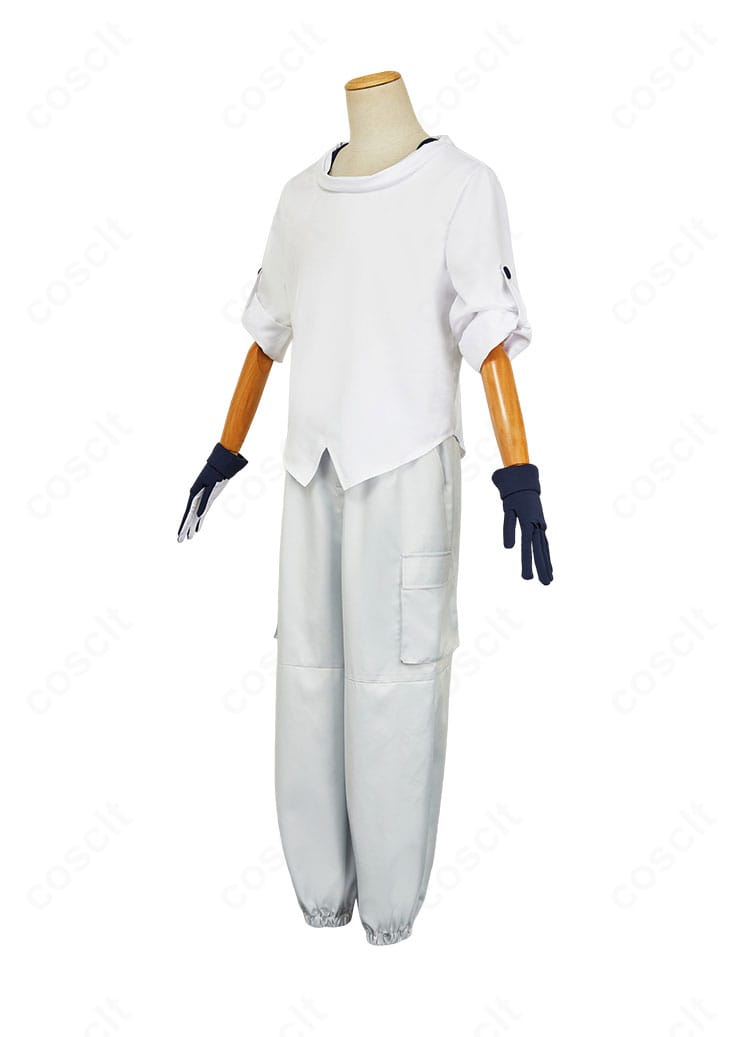 シュウジ・イトウ コスプレ衣装の左側面。袖から裾までのラインがシャープに見えるシルエット。