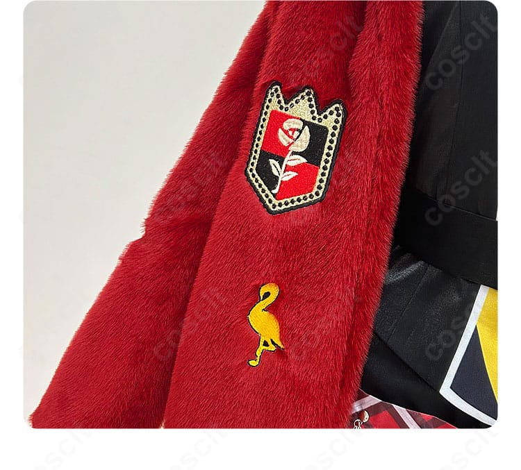 アイコン装飾のクローズアップ。胸元モチーフやメタル調パーツの配置バランスが分かる画像。