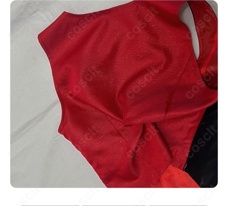 ベスト部分の装飾ディテール。ボタン配置と生地の質感を見せるクローズアップ。