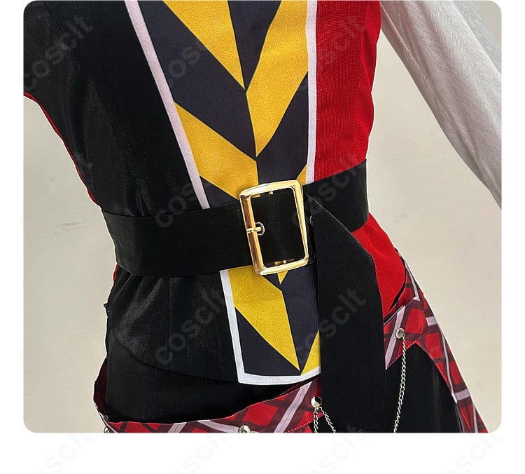 ベルト装飾のクローズアップ。ウエストの締まりと金具の存在感を見せるディテール。