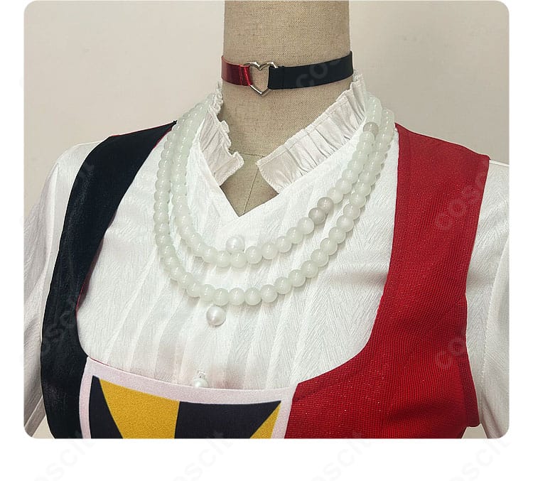 チョーカーとネックレスの首飾りディテール。首元の質感と装飾ポイントの近接画像。