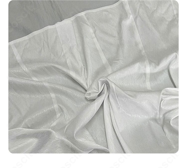 インナーのディテール。フロントの切り替えやレイヤー感が分かる近接カット。