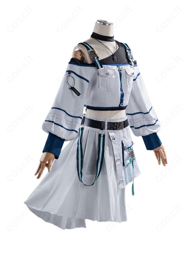 側面から見た要 楽奈 特訓後衣装。袖口やスカートの落ち感、レッグカバーの位置関係などディテールが分かる。