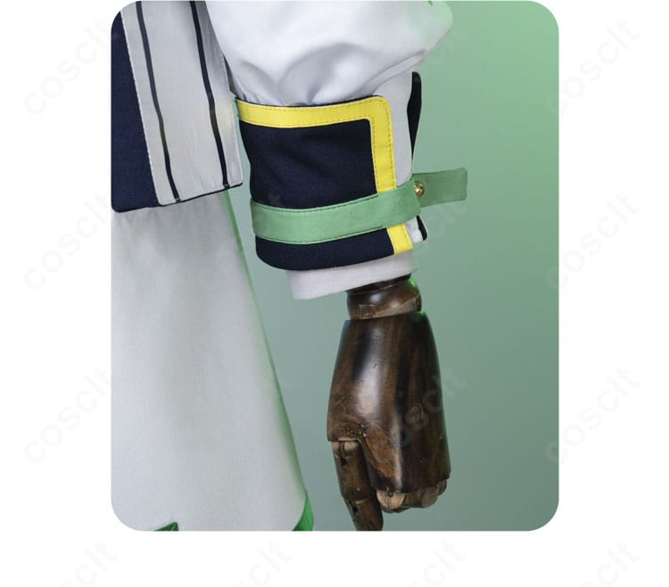 袖口の装飾詳細：カフスの縁取りとボタン意匠、ステージ映えする装飾ライン