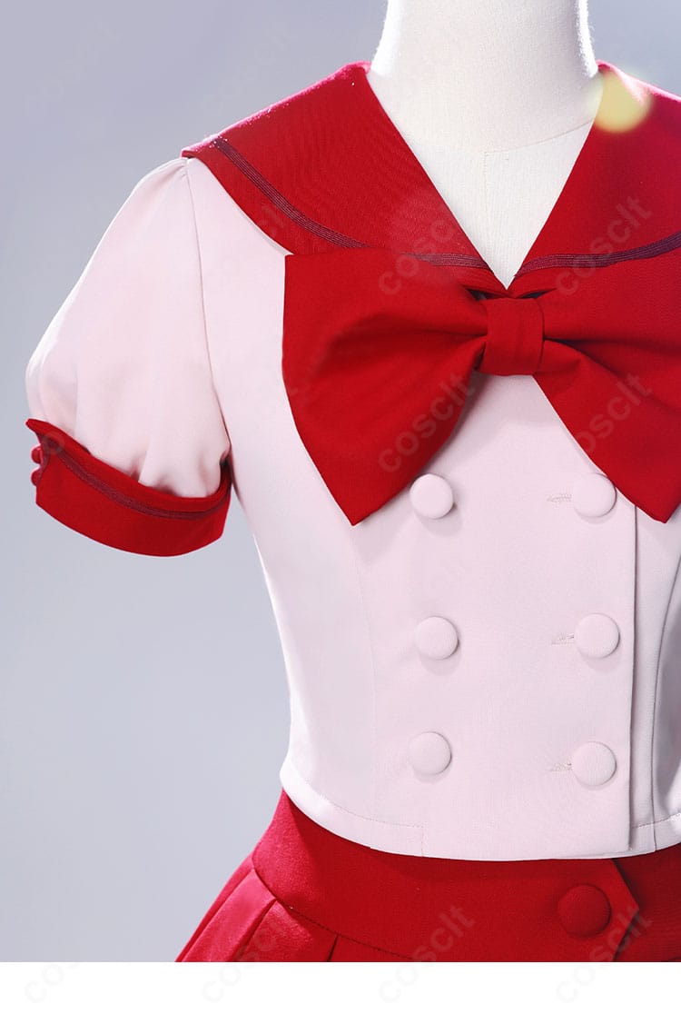 肩と袖の装飾ディテール。ラインの入り方と縫製の丁寧さ、衣装の再現ポイントが見えるクローズアップ