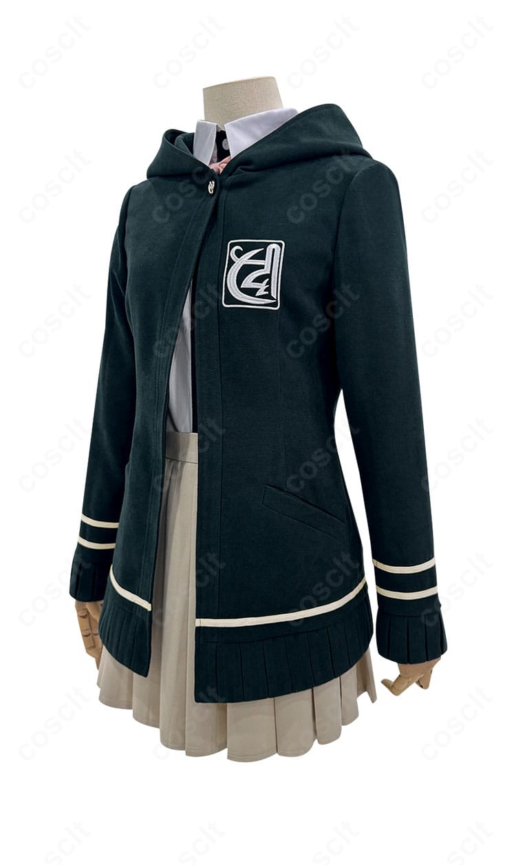 七海千秋衣装 左側アングル。パーカーのライン配置とプリーツスカート裾の整ったドレープ。