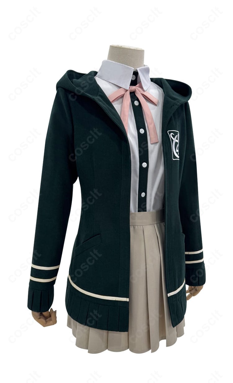 七海千秋衣装 右側アングル。袖口の仕立てと猫耳フードの立体感を確認できるディテール。