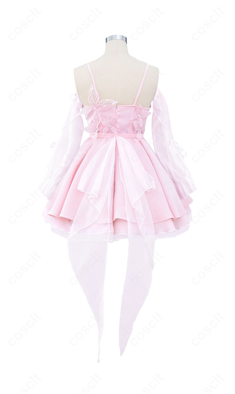 恋と深空 主人公「夢に揺れる心」コスプレ衣装の背面ビュー。シルエットと背面装飾の再現度を確認できる画像。