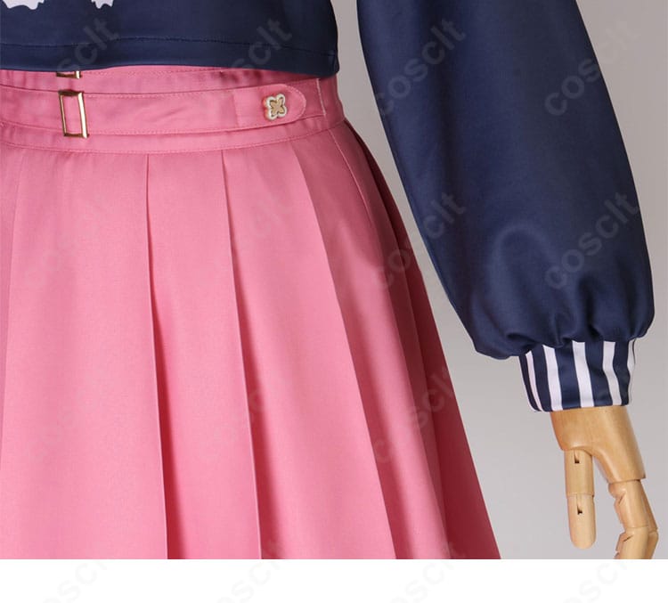 袖口の装飾ディテール。フリルとレースの重なりでガーリーな印象を強調。