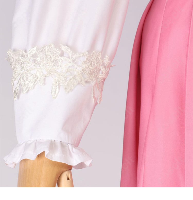 シャツカフスの近接写真。ボタンと刺繍モチーフが際立つ仕上がり。