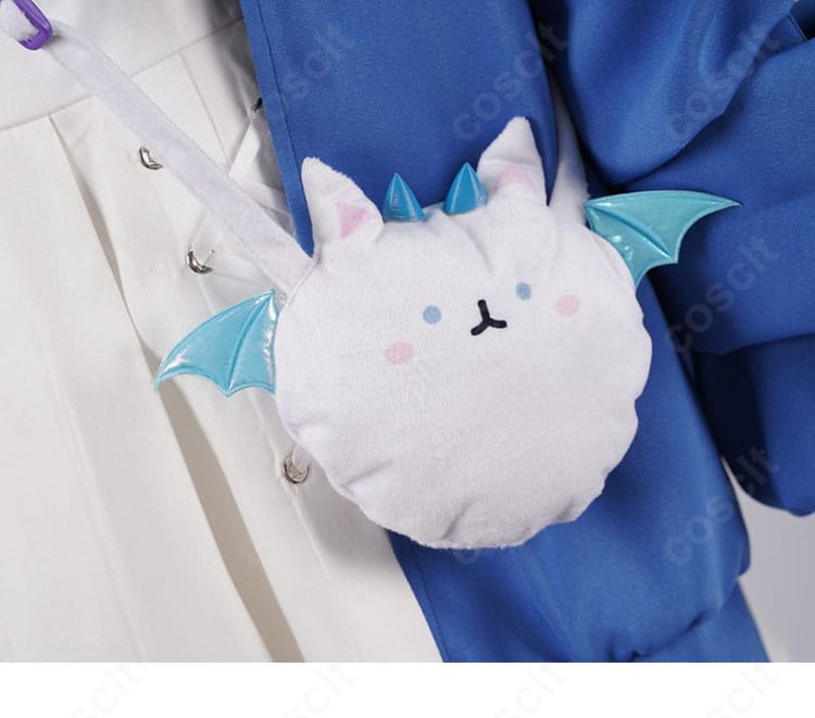 フワワ衣装 ポーチ装飾の接写。ロゴ入りチャームで世界観をプラスした意匠