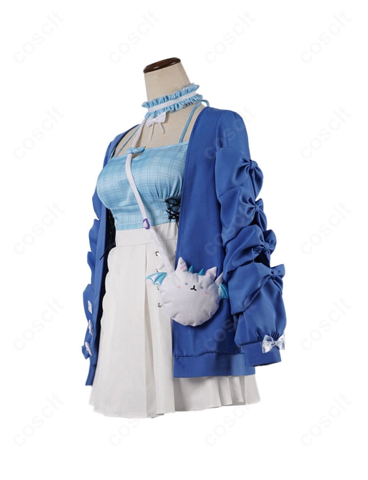 フワワ・アビスガード カジュアル衣装のサイドビュー。歩行時の可動性とスカートの広がりを示す写真