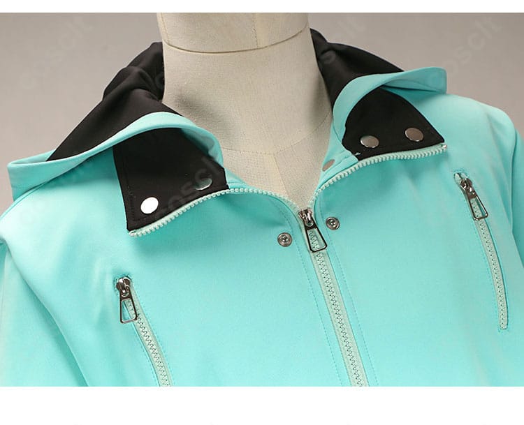 襟元ディテールの接写。東京喰種の私服コートらしいステッチワークを強調