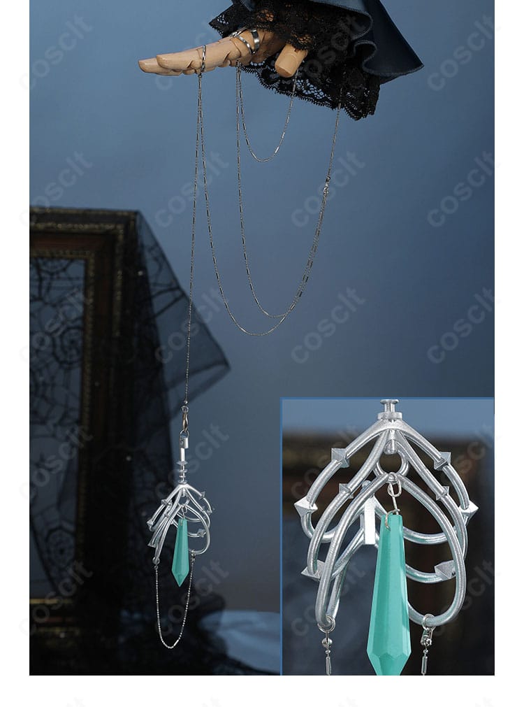 イェレナ コスプレ衣装の首飾りクローズアップ。高品質アクセサリーで世界観を強調。