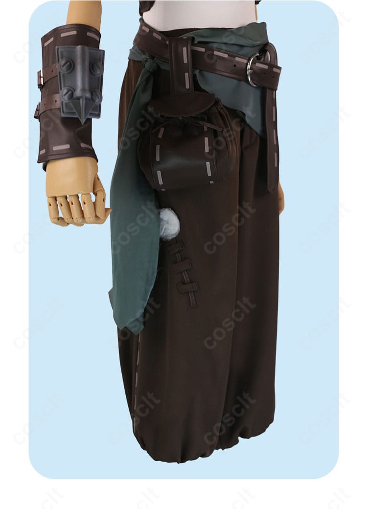 パンツ装飾と腕飾りの近接。サイドの切り替えとアームカバーの素材感を強調。