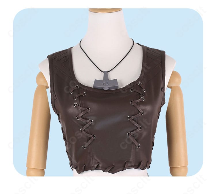 上衣装飾ディテール。刺繍風意匠やネックレス周りの質感をクローズアップ。