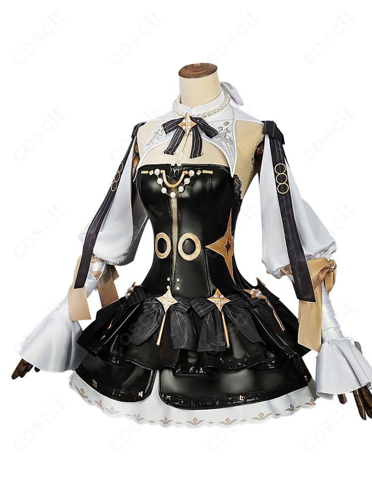 側面全身：腰飾りとスカートライン、太もも飾りの配置を確認できる角度の写真