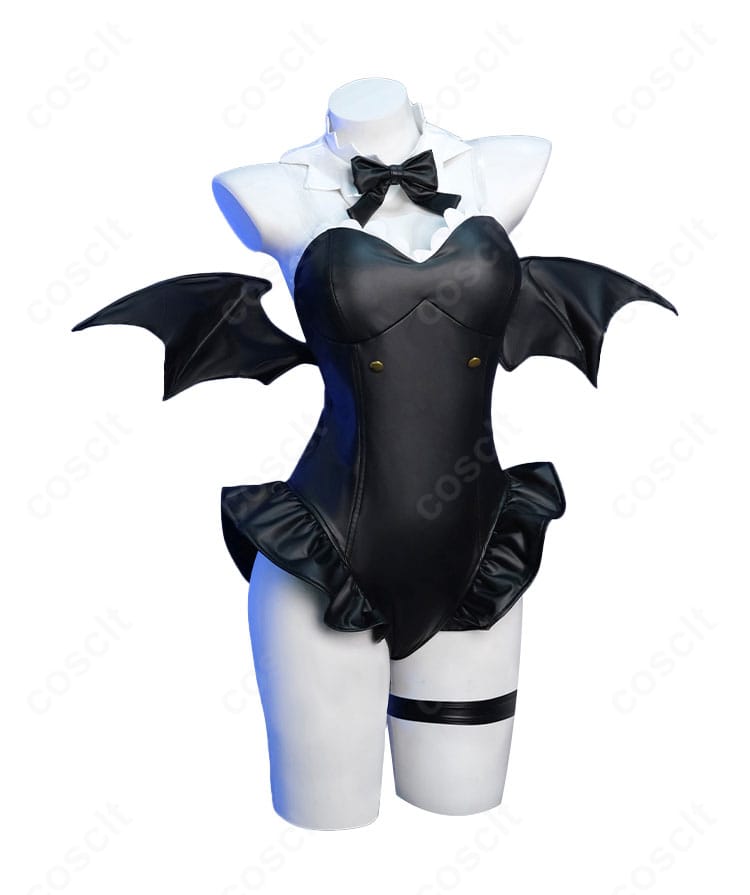 レム コスプレ衣装の側面ビュー。ウエストラインと翼パーツの位置関係、ソックス装飾の見え方を確認。