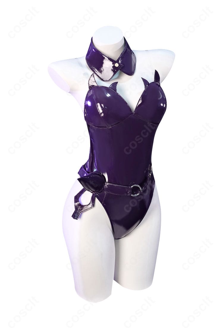 邪桒ナヅミ バニーガール衣装の側面シルエット。ウエストからヒップのカッティングと透明ストラップのフィット感が分かる。