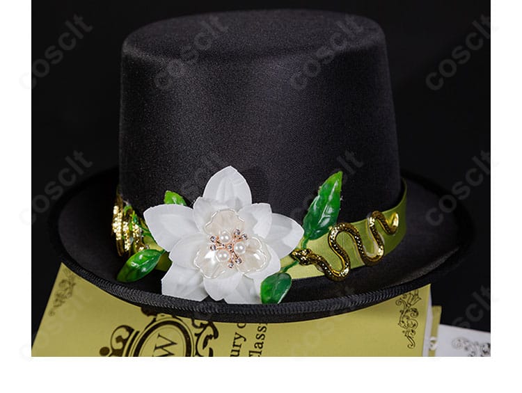 騎士コスプレに付属する帽子装飾の拡大。アクセサリーの意匠で世界観を強調。