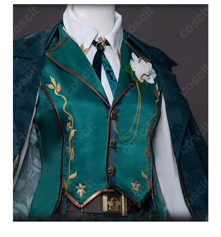 騎士コスプレの襟元クローズアップ。刺繍と装飾パーツの質感が際立つディテール写真。