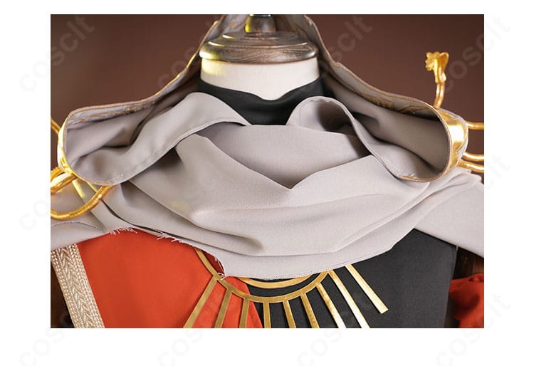 傭兵コスプレ衣装の襟元ディテール。装飾ステッチと金属調パーツの質感が伝わるクローズアップ