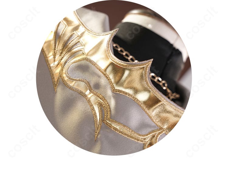 傭兵コスプレ衣装の背面装飾ディテール。マント固定部と飾りタッセルの構造を示す接写