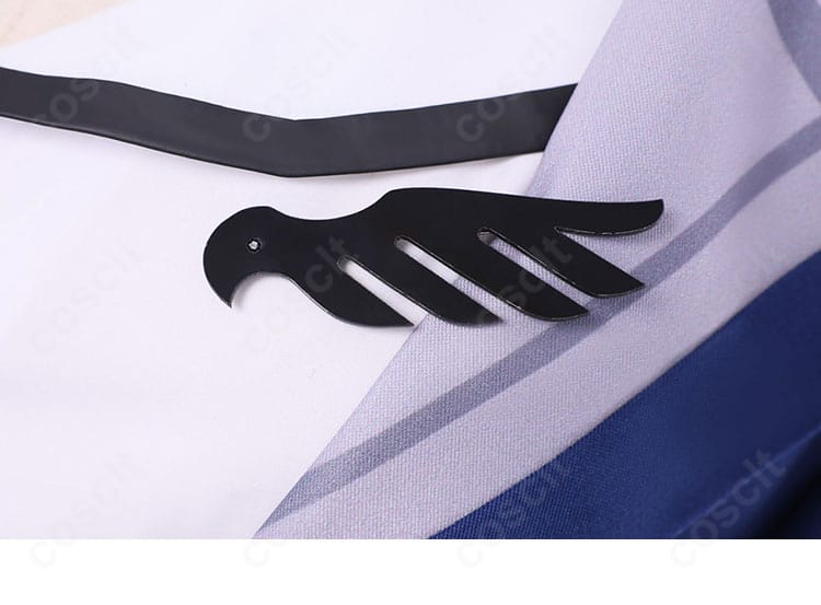 新衣装コスプレの胸飾りアップ。高品質パーツでキャラクターの象徴的デザインを再現。