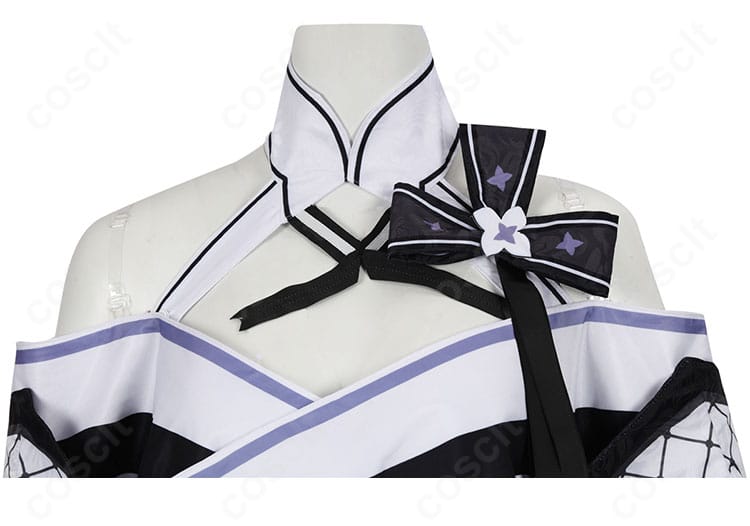 胸元装飾のクローズアップ。繊細な刺繍とビジューの輝き、縫製の美しさを捉えたディテール。