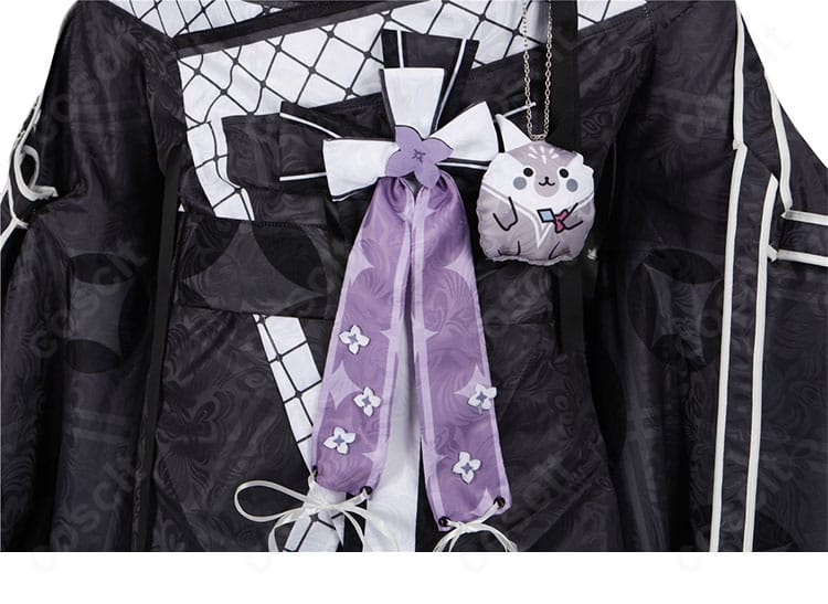 腰回りと帯飾りの詳細。帯の結び、腰飾りの固定ポイントと質感を示す接写。