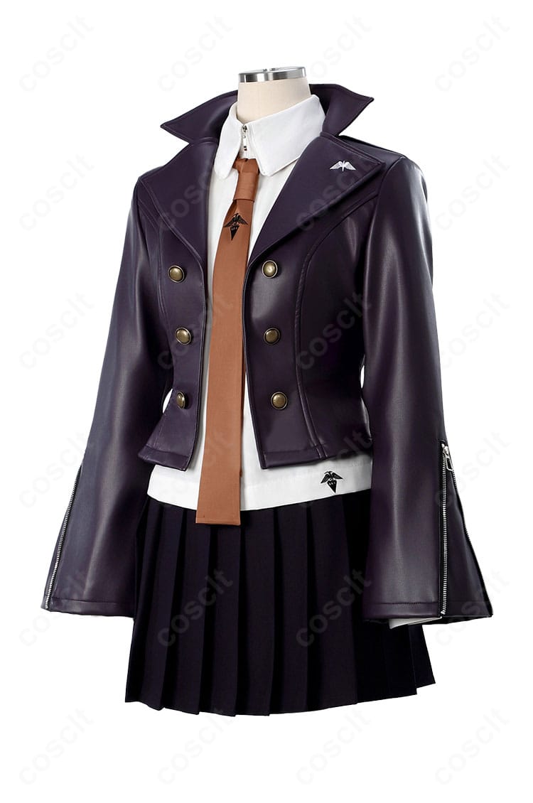 霧切響子コスプレの正面。コートとタイ、シャツの整ったラインが分かるディテール。