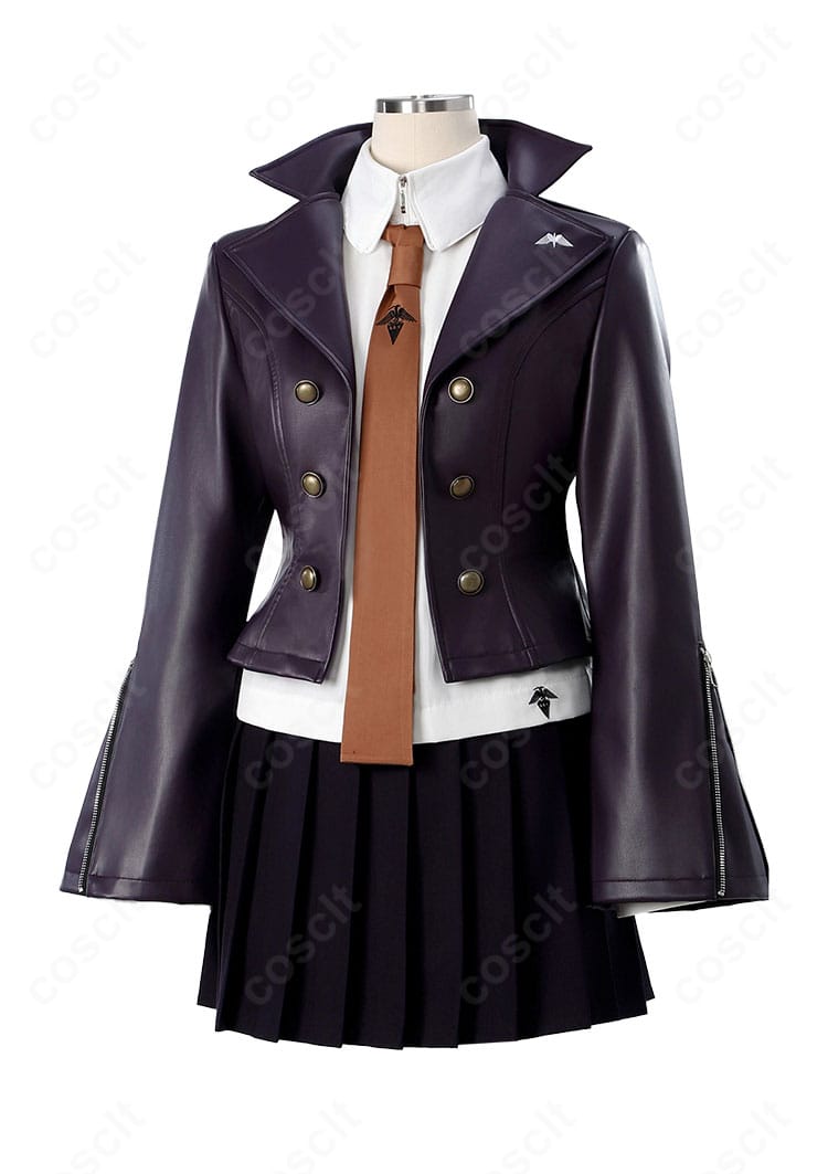 斜めアングルで見た霧切響子コスチューム。襟元からスカートまでのシルエット再現を強調。