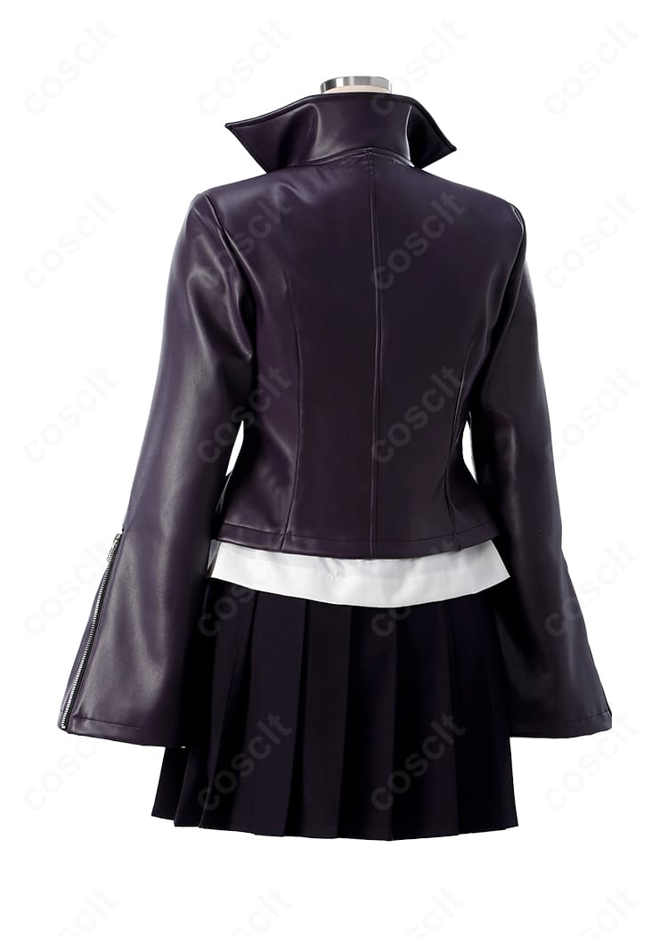 背面からの霧切響子コスプレ。コートの後ろ姿とプリーツの流れが分かるカット。