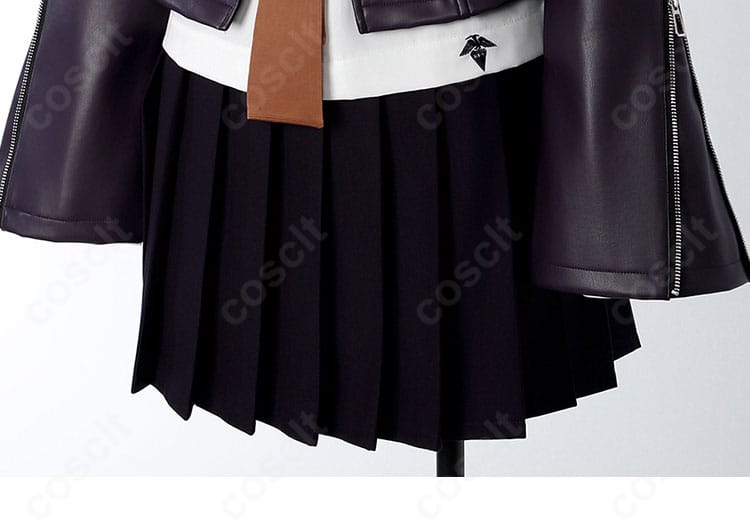 プリーツスカートの装飾ディテール。均一なプリーツと立体感が映える近接写真。