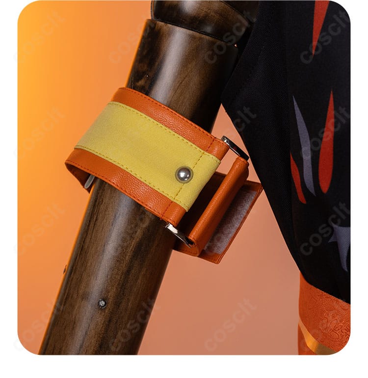 瞬祭礼衣装の手首装飾とカフスのアップ。手袋とのコーディネートがわかる