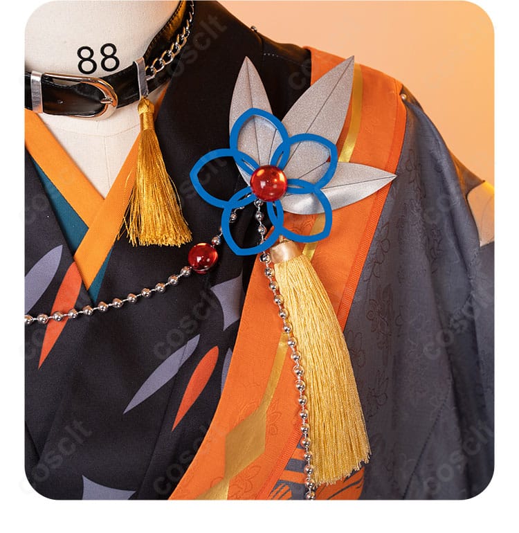 瞬祭礼衣装の胸元装飾と刺繍のクローズアップ。立体モチーフとビジューの輝き