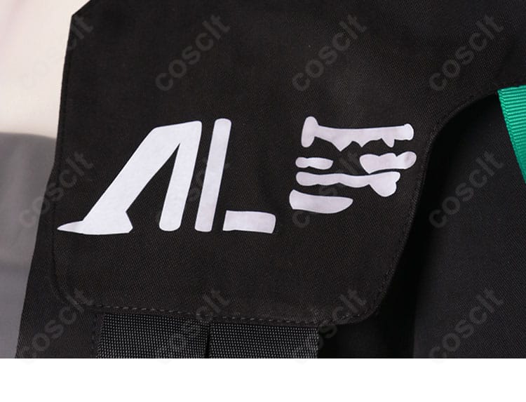 ドールズフロントライン2 トロロ コスプレ衣装の胸元装飾クローズアップ。刺繍とパーツの配置が分かるアップ画像